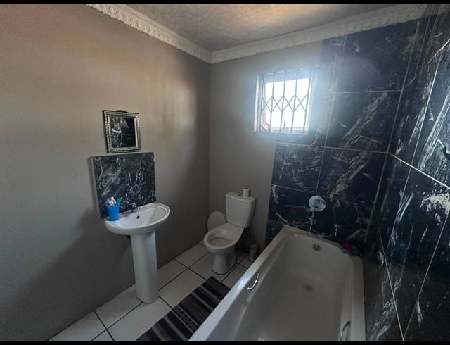 2 BEDROOM FREEHOLD FOR SALE IN SCENERY PARK
